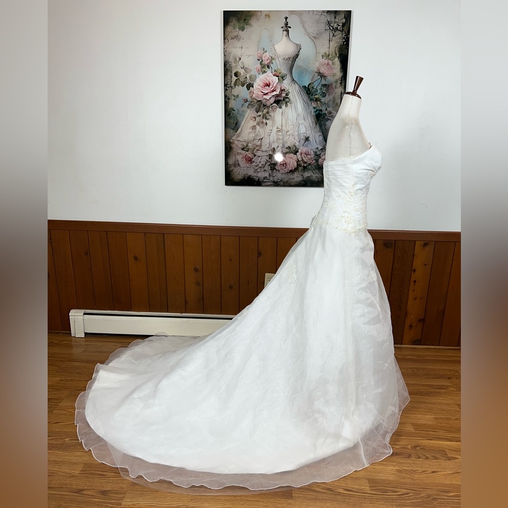 Pronovias Elegant White Strapless Wedding Dress - Picture 5 of 9